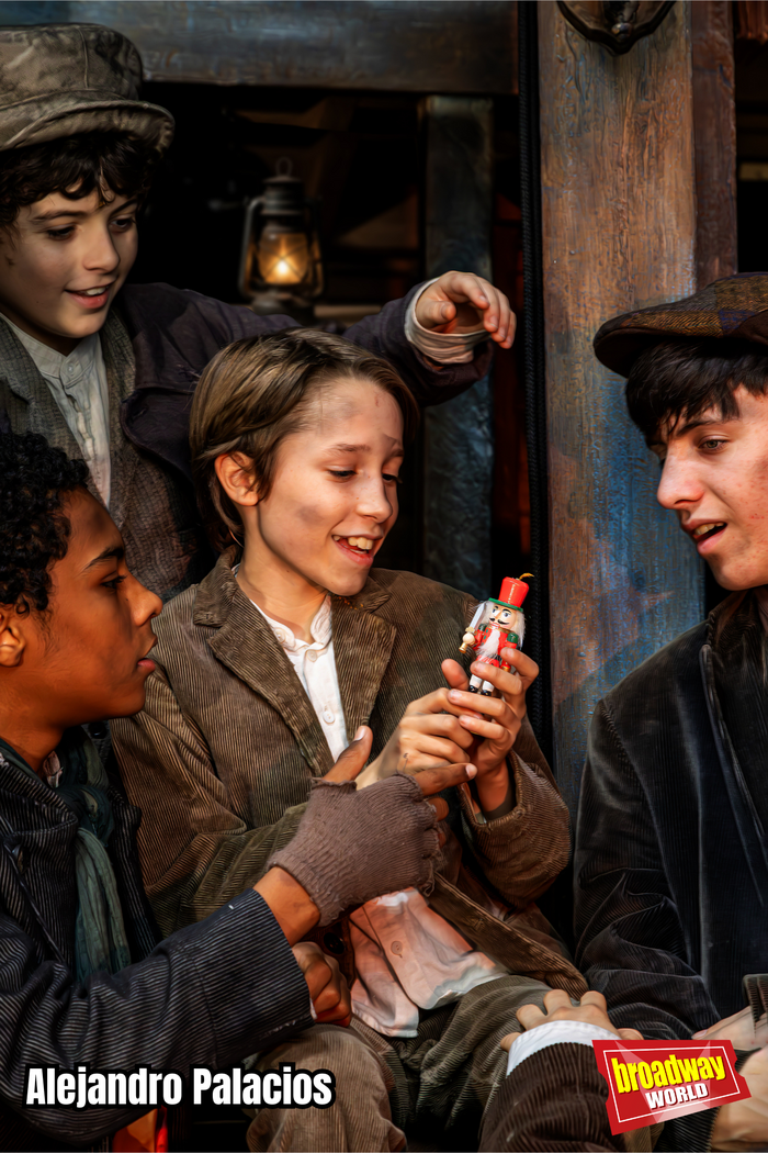 PHOTOS: El reparto de OLIVER TWIST, EL MUSICAL se viste de Navidad en exclusiva para BroadwayWorld — photo 3 of 12