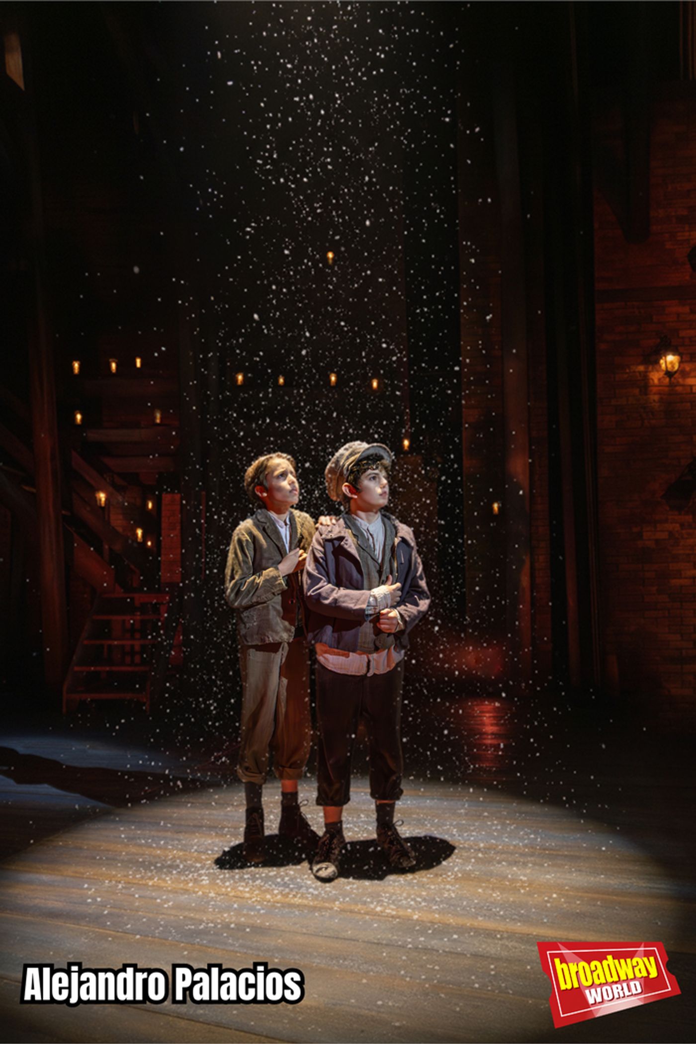 PHOTOS: El reparto de OLIVER TWIST, EL MUSICAL se viste de Navidad en exclusiva para BroadwayWorld PHOTOS: El reparto de OLIVER TWIST, EL MUSICAL se viste de Navidad en exclusiva para BroadwayWorld Image