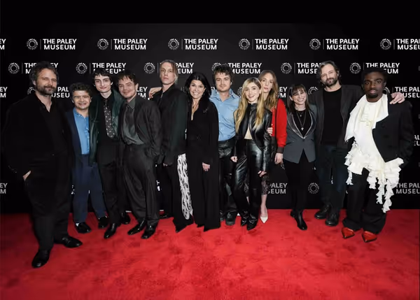 Ross Duffer, Gaten Matarazzo, Finn Wolfhard, Charlie Heaton, Jamie Campbell Bower, Ma Photo