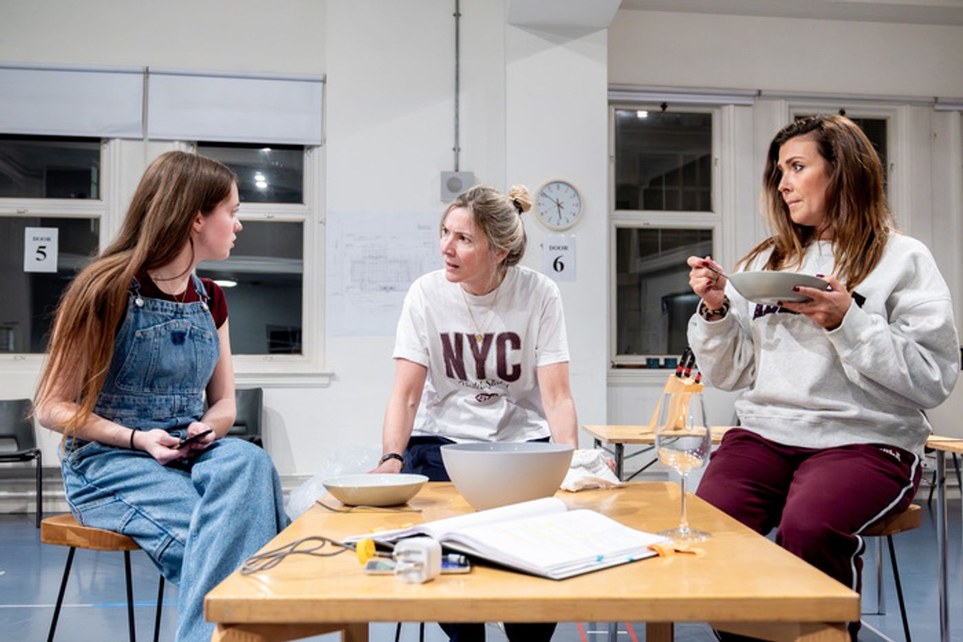 Photos: Kym Marsh, Lisa Faulkner and More in Rehearsal For SINGLE WHITE FEMALE UK Tour  Image