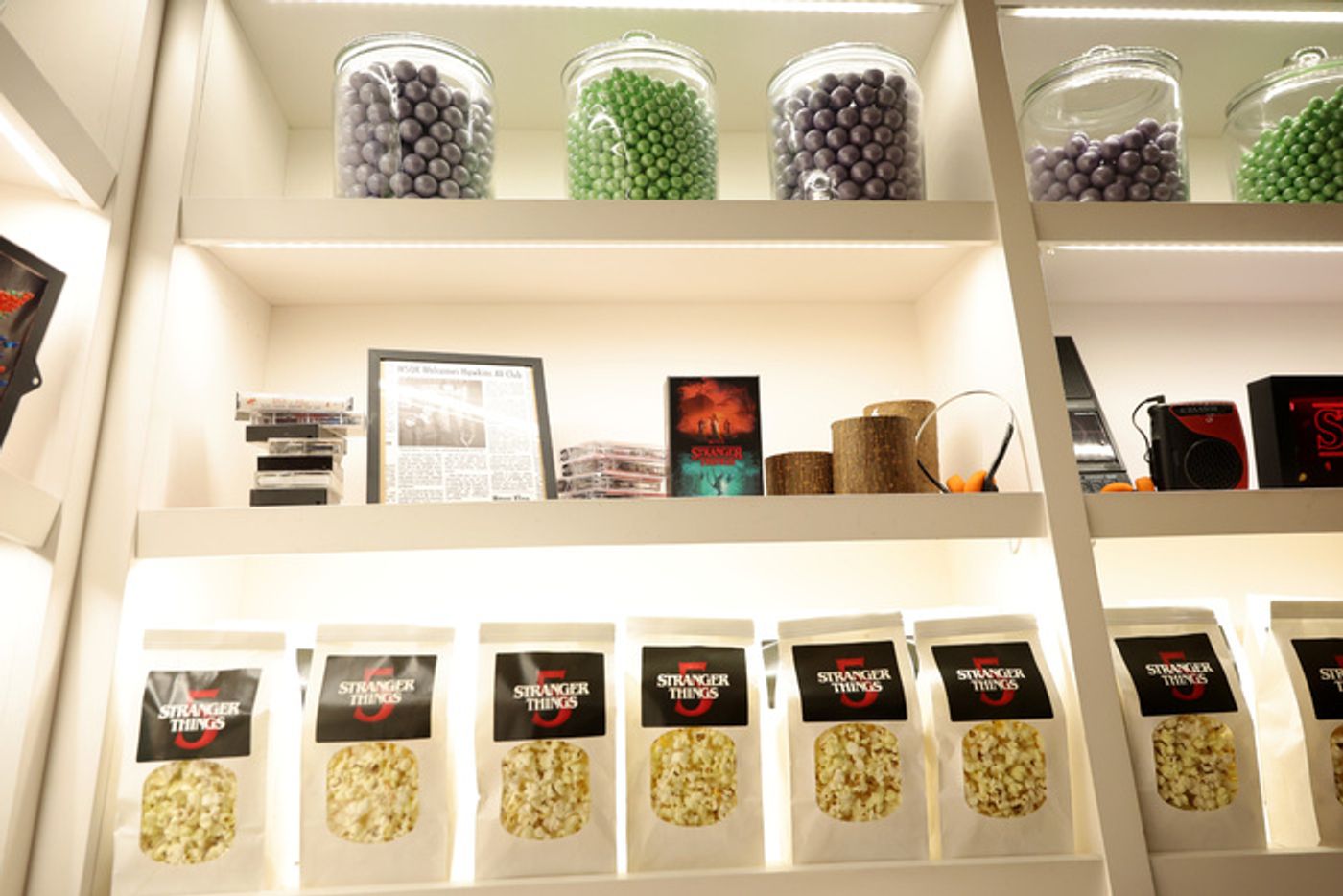 Photos: Gaten Matarazzo, Maya Hawke, & More at STRANGER THINGS 5 NYC Event  Image