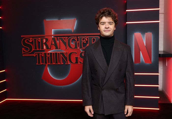 Photos: Gaten Matarazzo, Maya Hawke, & More at STRANGER THINGS 5 NYC Event — photo 7 of 40