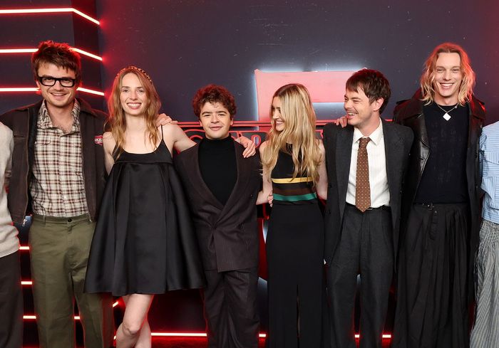 Photos: Gaten Matarazzo, Maya Hawke, & More at STRANGER THINGS 5 NYC Event — photo 9 of 40