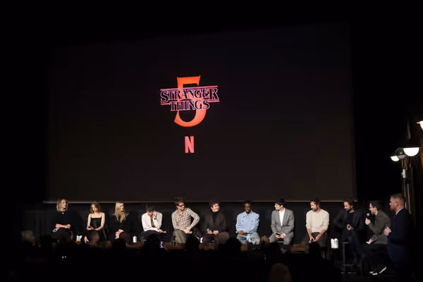 Jamie Campbell Bower, Maya Hawke, Natalia Dyer, Charlie Heaton, Joe Keery, Gaten Mata Photo