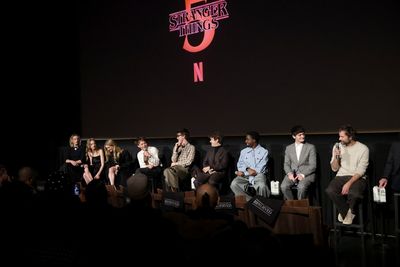 Jamie Campbell Bower, Maya Hawke, Natalia Dyer, Charlie Heaton, Joe Keery, Gaten Mata Photo