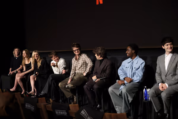Jamie Campbell Bower, Maya Hawke, Natalia Dyer, Charlie Heaton, Joe Keery, Gaten Mata Photo