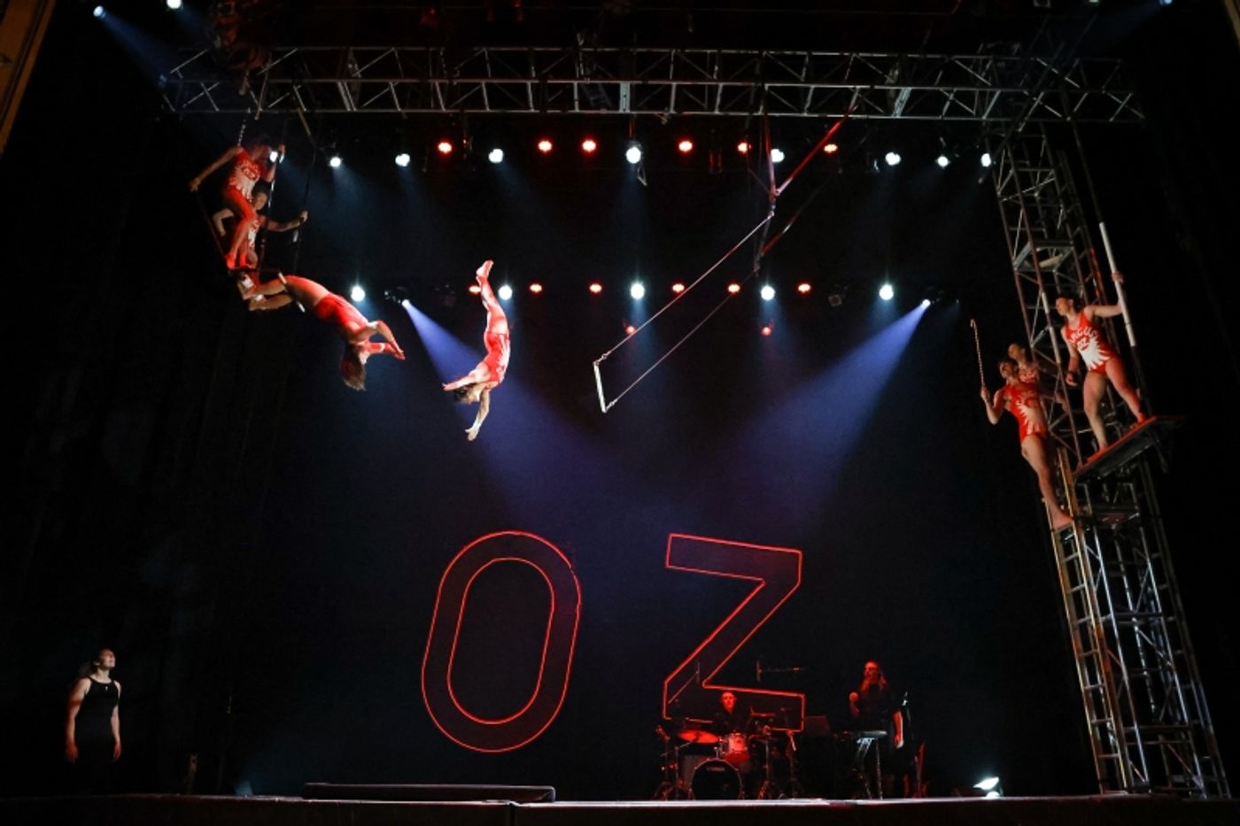 Interview: Debra Batton on Decades With Circus Oz and Bringing MERRY MAYHEM to New York  Image