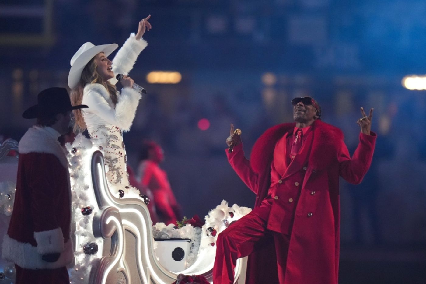 Review: SNOOP DOGG'S HOLIDAY HALFTIME PARTY at U.S. Bank Stadium  Image