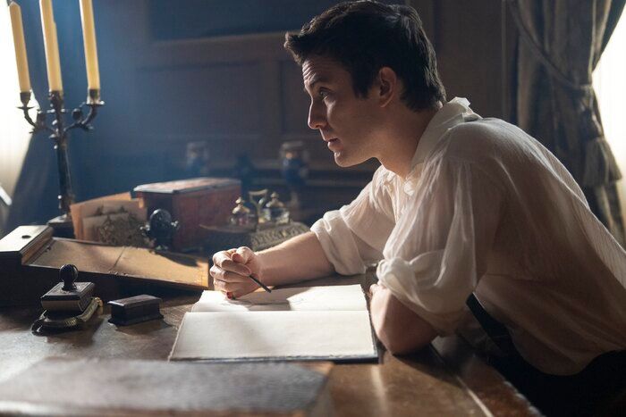 Video/Photos: Julie Andrews Returns as Lady Whistledown in BRIDGERTON Season 4 Trailer  Image