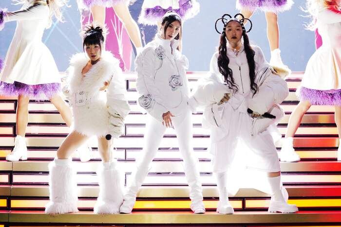 Photos: Andrea Bocelli, HUNTR/X, & More at SNOOP’S HOLIDAY HALFTIME PARTY  Image