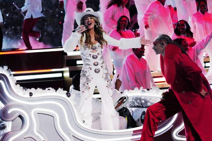 Photos: Andrea Bocelli, HUNTR/X, & More at SNOOP’S HOLIDAY HALFTIME PARTY  Image