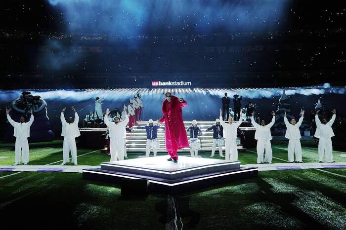 Photos: Andrea Bocelli, HUNTR/X, & More at SNOOP’S HOLIDAY HALFTIME PARTY  Image