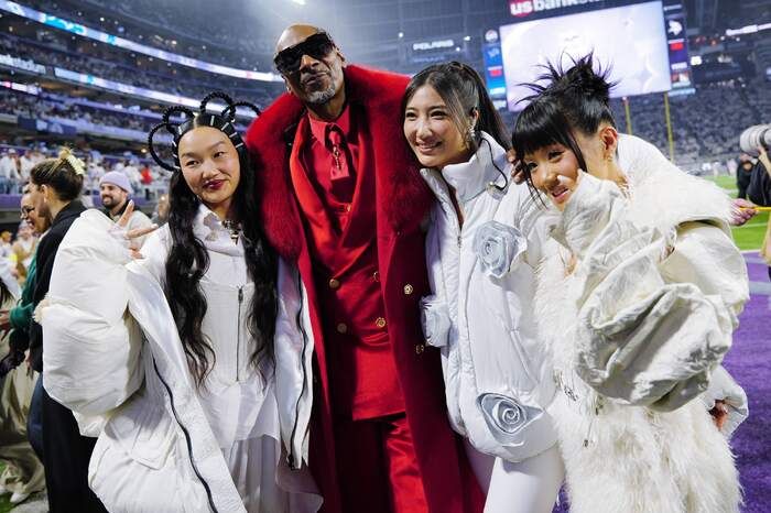 Photos: Andrea Bocelli, HUNTR/X, & More at SNOOP’S HOLIDAY HALFTIME PARTY  Image