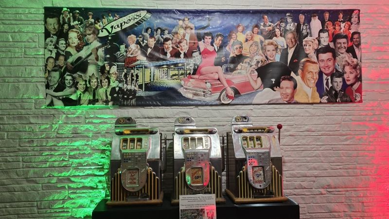 Review: CHAMPAGNE AND MISTLETOE at Vapors Live in Hot Springs Review: CHAMPAGNE AND MISTLETOE at Vapors Live in Hot Springs Image