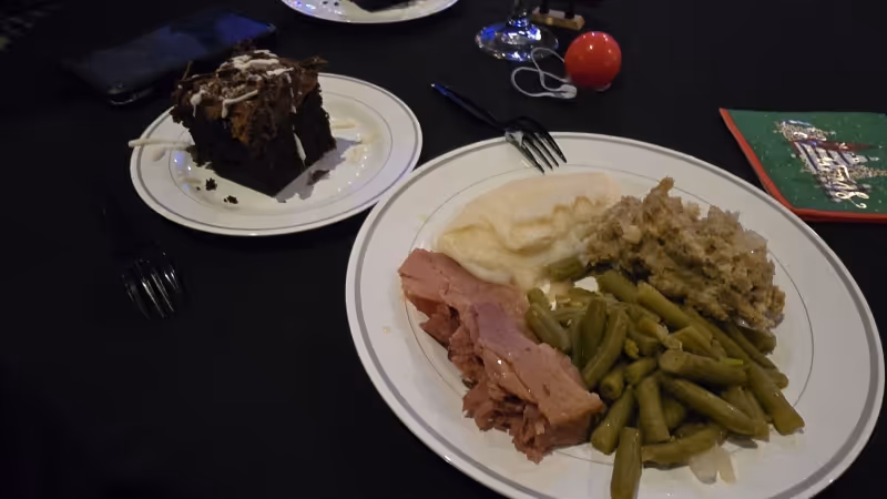 Review: CHAMPAGNE AND MISTLETOE at Vapors Live in Hot Springs Image