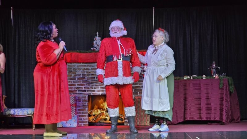 Review: CHAMPAGNE AND MISTLETOE at Vapors Live in Hot Springs Image