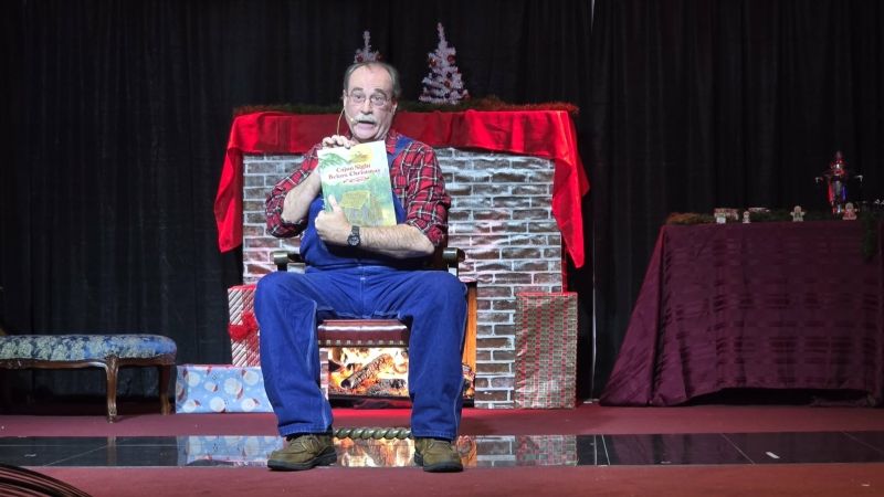 Review: CHAMPAGNE AND MISTLETOE at Vapors Live in Hot Springs Image