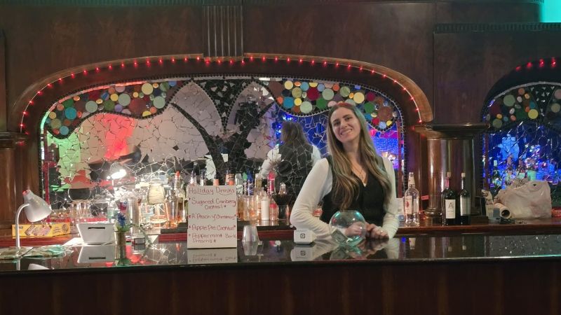 Review: CHAMPAGNE AND MISTLETOE at Vapors Live in Hot Springs Image