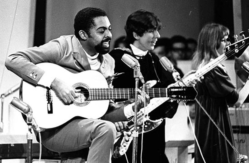 Capoeira, Love and Resistance Hit the Stage in Gilberto Gil’s Tropicália Anthem DOMINGO NO PARQUE Image