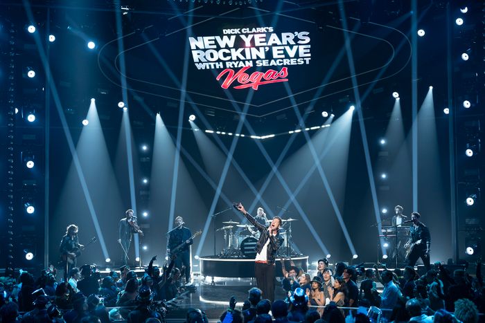 Photos: Diana Ross, Mariah Carey, & More Ring in 2026 at NEW YEAR’S ROCKIN’ EVE — photo 4 of 43