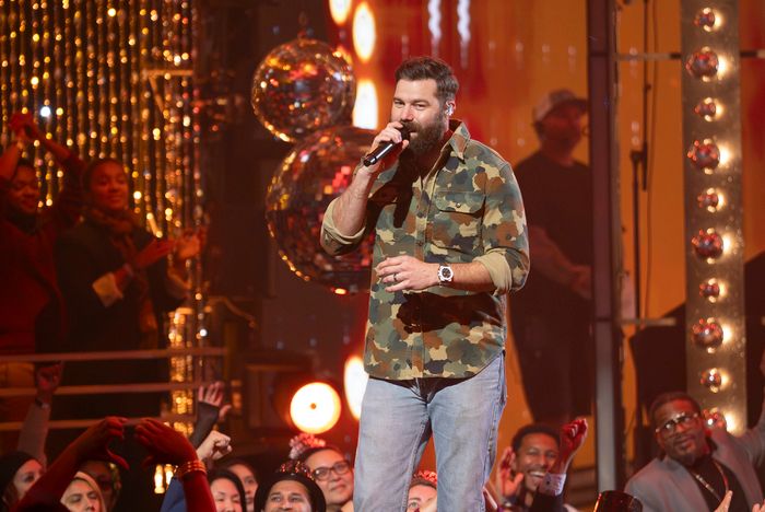 Photos: Diana Ross, Mariah Carey, & More Ring in 2026 at NEW YEAR’S ROCKIN’ EVE — photo 30 of 43