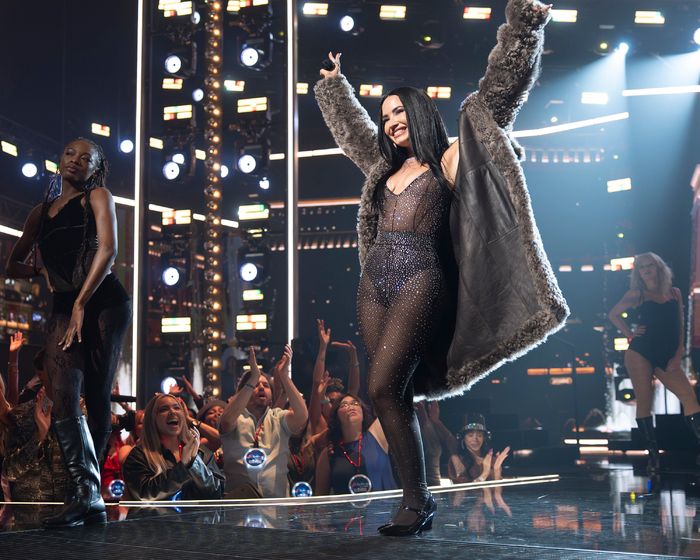 Photos: Diana Ross, Mariah Carey, & More Ring in 2026 at NEW YEAR’S ROCKIN’ EVE — photo 1 of 43