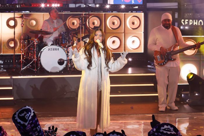 Photos: Diana Ross, Mariah Carey, & More Ring in 2026 at NEW YEAR’S ROCKIN’ EVE — photo 22 of 43