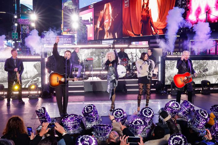 Photos: Diana Ross, Mariah Carey, & More Ring in 2026 at NEW YEAR’S ROCKIN’ EVE — photo 11 of 43