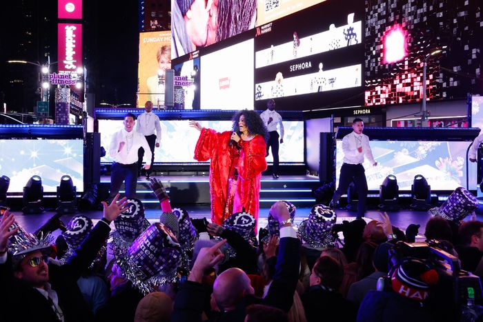 Photos: Diana Ross, Mariah Carey, & More Ring in 2026 at NEW YEAR’S ROCKIN’ EVE — photo 32 of 43