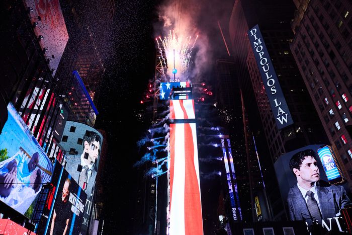 Photos: Diana Ross, Mariah Carey, & More Ring in 2026 at NEW YEAR’S ROCKIN’ EVE — photo 23 of 43