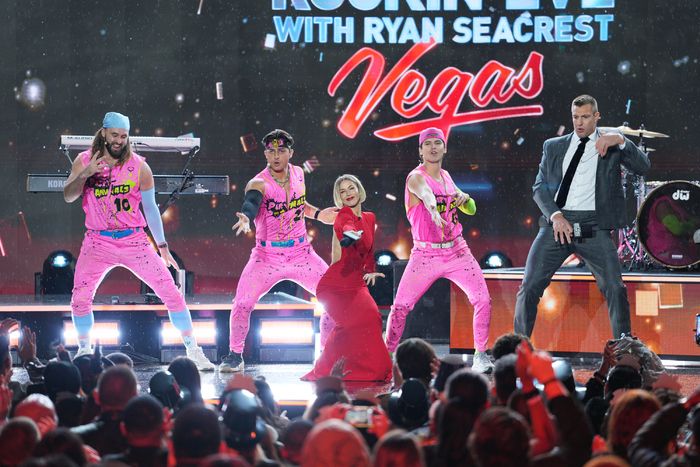 Photos: Diana Ross, Mariah Carey, & More Ring in 2026 at NEW YEAR’S ROCKIN’ EVE — photo 12 of 43