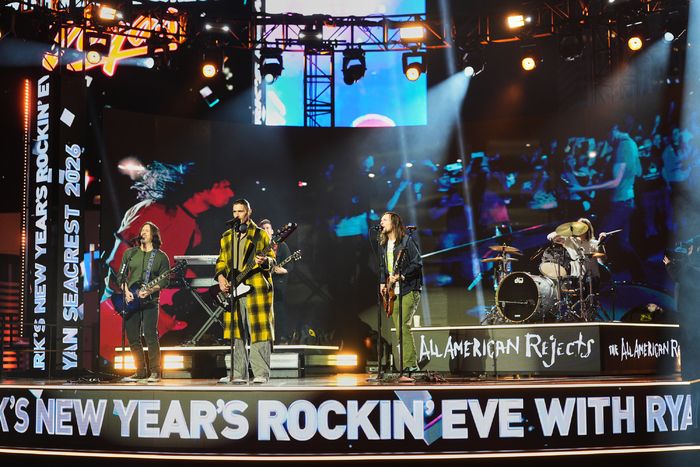Photos: Diana Ross, Mariah Carey, & More Ring in 2026 at NEW YEAR’S ROCKIN’ EVE — photo 34 of 43