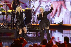 AVRIL LAVIGNE, CYNDI LAUPER
 Photo