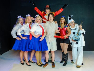 Kritsti Koeter, Kristin Fern Johnson, Hollie Baker, Charlie Sharpe, Fatima Sheikh, La Photo