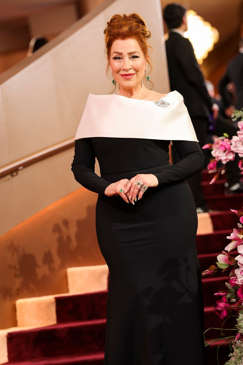 Photos: Sarah Snook, Emma Stone, & More on the 2026 Golden Globes Red Carpet — photo 23 of 44