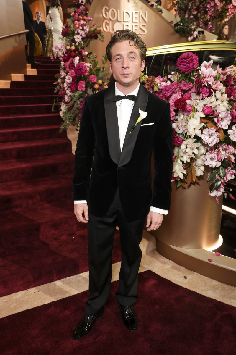 Photos: Sarah Snook, Emma Stone, & More on the 2026 Golden Globes Red Carpet — photo 6 of 44