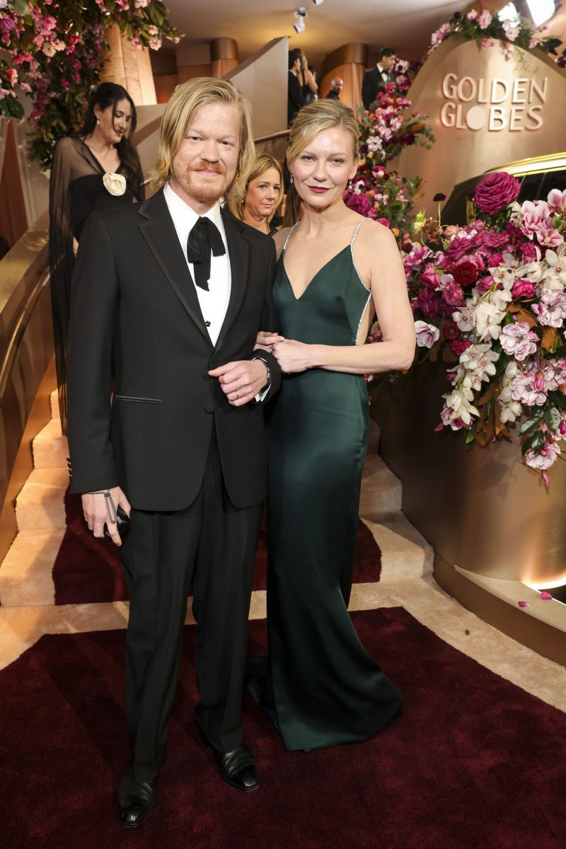 Photos: Sarah Snook, Emma Stone, & More on the 2026 Golden Globes Red Carpet — photo 12 of 44