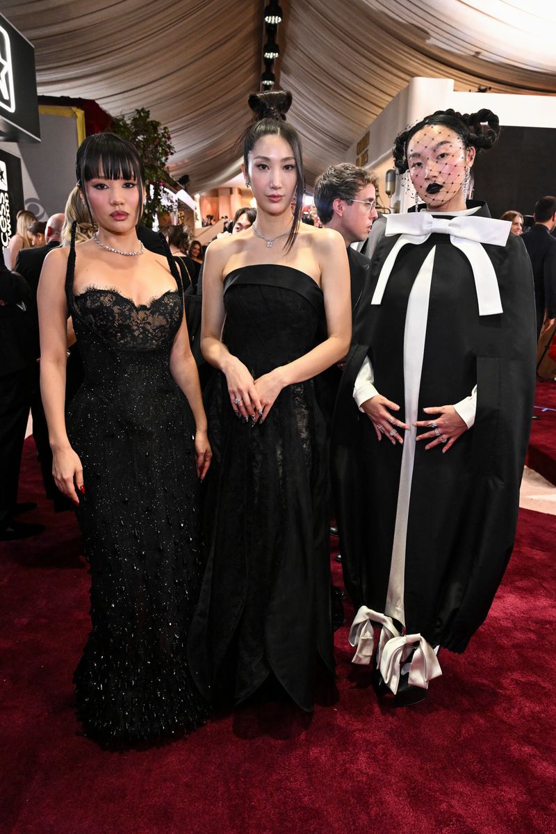 Photos: Sarah Snook, Emma Stone, & More on the 2026 Golden Globes Red Carpet — photo 27 of 44