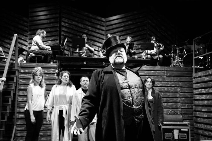 PHOTOS: Coque Malla protagoniza el estreno de LA ÓPERA DE LOS 3 CENTAVOS — photo 2 of 3