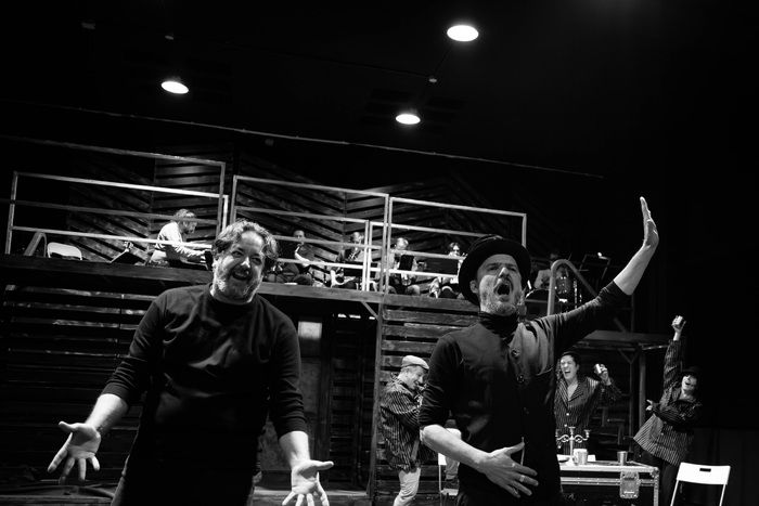 PHOTOS: Coque Malla protagoniza el estreno de LA ÓPERA DE LOS 3 CENTAVOS — photo 3 of 3