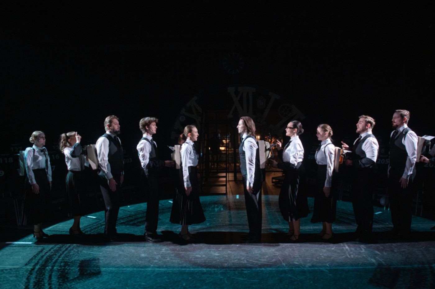 Review: KOUZELNÉ HODINKY DOKTORA KRONERA na Malé scéně plzeňského divadla  Image