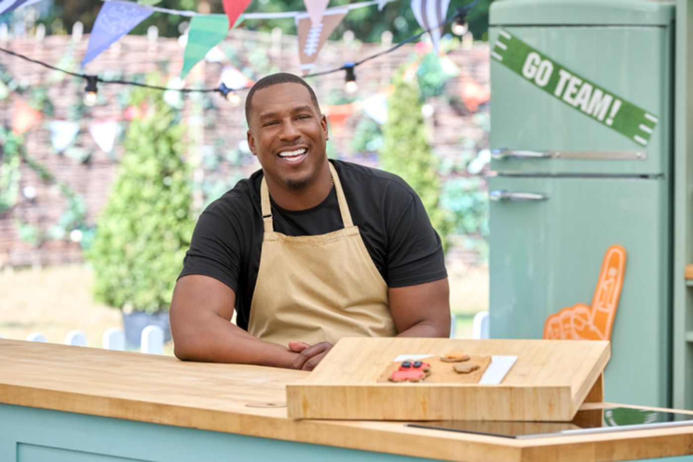 Video/Photos: Andrew Rannells Is Back in New Sports Episode of THE GREAT AMERICAN BAKING SHOW Video/Photos: Andrew Rannells Is Back in New Sports Episode of THE GREAT AMERICAN BAKING SHOW Image