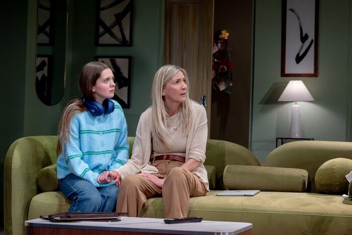 Photos: Kym Marsh and Lisa Faulkner in SINGLE WHITE FEMALE UK Tour — photo 5 of 7
