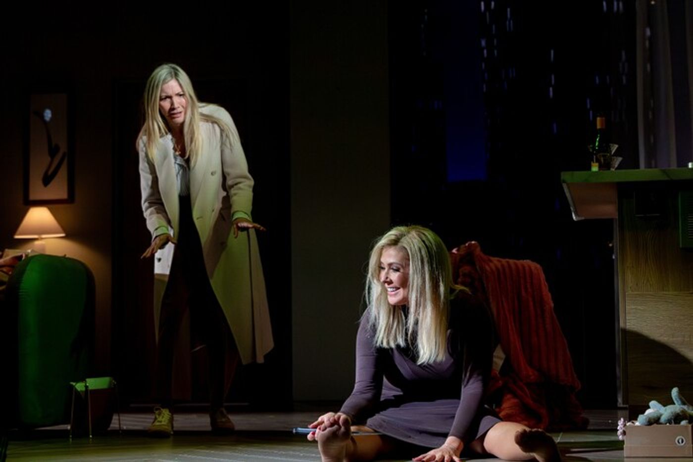 Photos: Kym Marsh and Lisa Faulkner in SINGLE WHITE FEMALE UK Tour  Image
