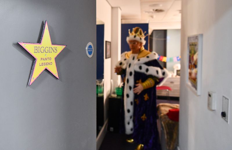 Photos: Behind the Scenes of ROBIN HOOD at Birmingham Hippodrome — photo 2 of 30
