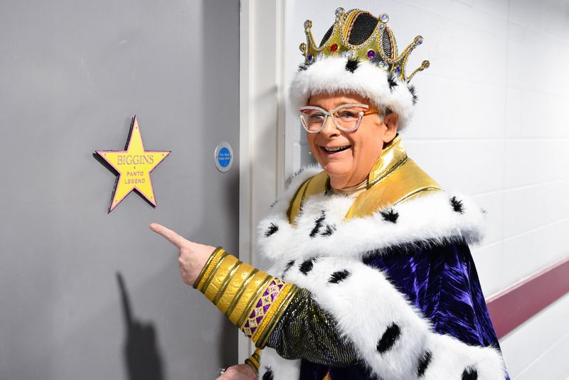 Photos: Behind the Scenes of ROBIN HOOD at Birmingham Hippodrome — photo 3 of 30