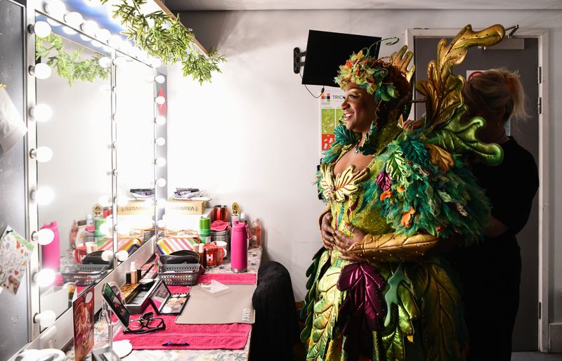 Photos: Behind the Scenes of ROBIN HOOD at Birmingham Hippodrome — photo 4 of 30