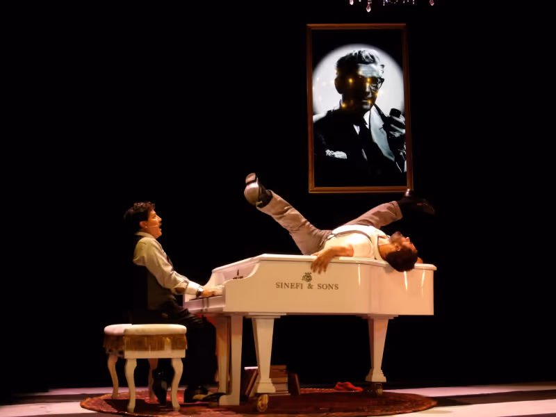 Crítica: ASESINATO PARA DOS at Teatro Milán Image