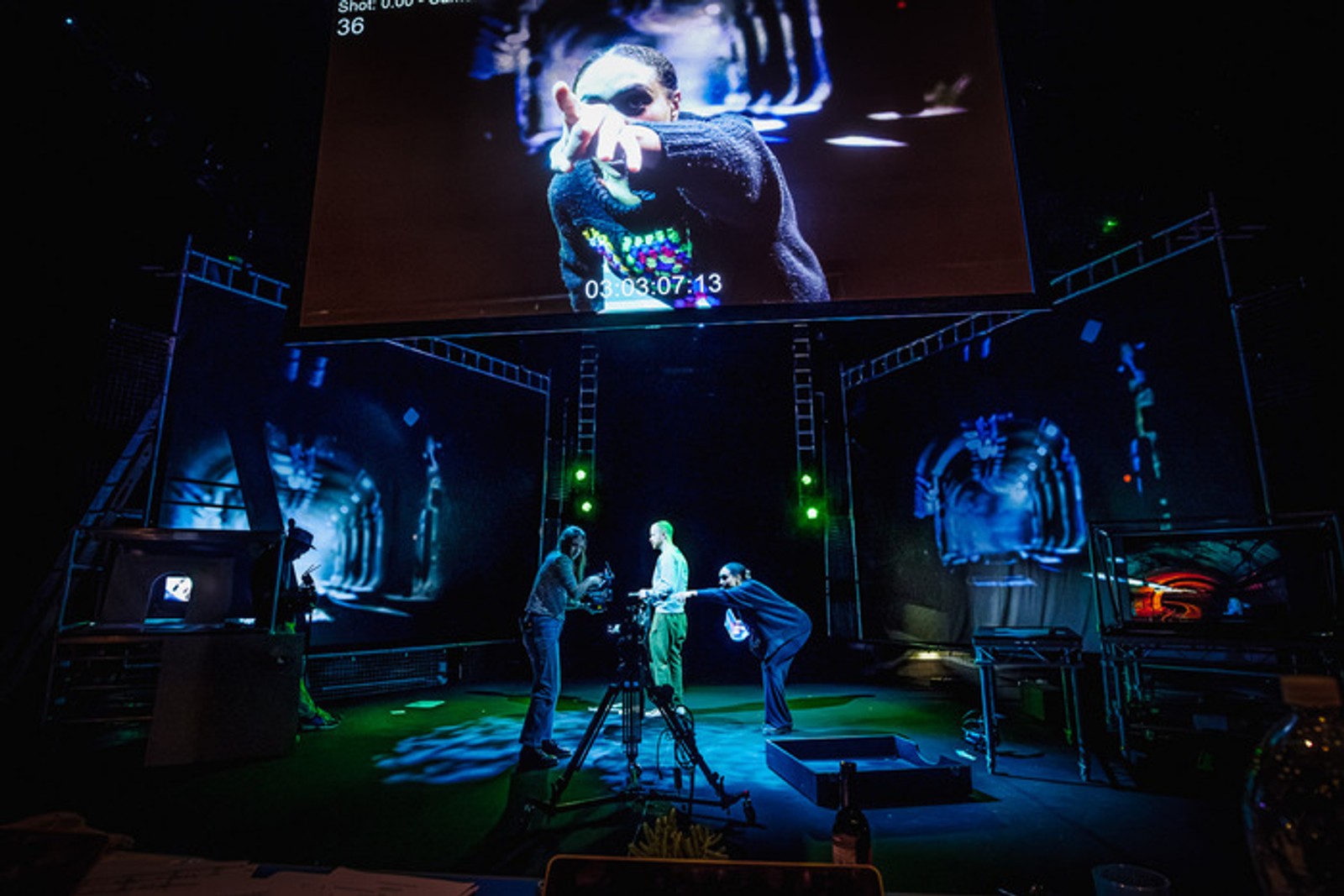 Photos: In Rehearsal for WAR OF THE WORLDS From imitating the dog — photo 5 of 8