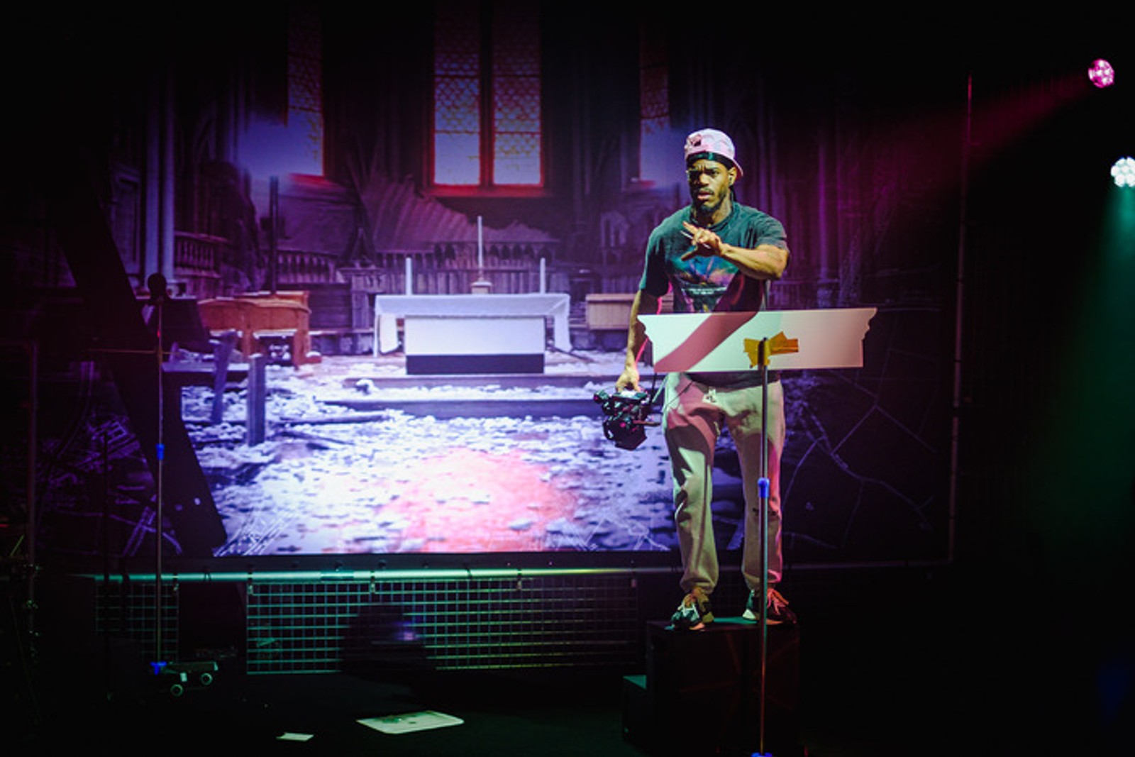 Photos: In Rehearsal for WAR OF THE WORLDS From imitating the dog — photo 3 of 8